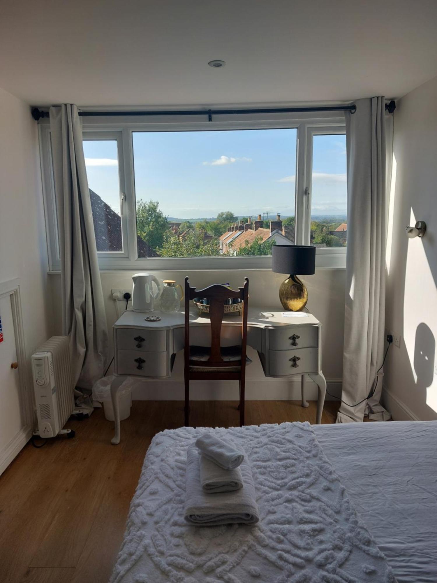 Pilgrims Of The Goddess Bed & Breakfast Glastonbury Eksteriør bilde